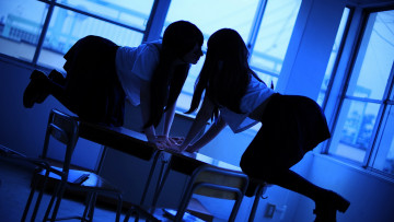 Картинка девушки -+группа+девушек на столе