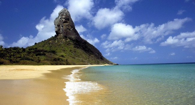 Обои картинки фото природа, побережье, скала, небо, облака, море, берег, пляж