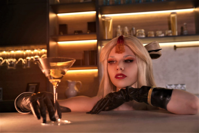 Обои картинки фото девушки, симонет секунова, лицо, перчатки, бокал, полки