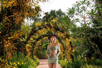 Картинка девушки -+блондинки +светловолосые парк блондинка шляпа мини