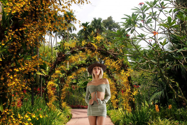 Обои картинки фото девушки, - блондинки,  светловолосые, парк, блондинка, шляпа, мини