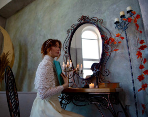 Картинка девушки ира+сокол образ косплей наряд костюм платье зеркало книга кружева свечи листья