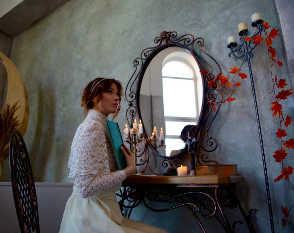 Обои картинки фото девушки, ира сокол, образ, косплей, наряд, костюм, платье, зеркало, книга, кружева, свечи, листья