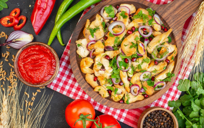 Обои картинки фото еда, мясные блюда, помидоры, перец, кетчуп, куриное, филе, лук