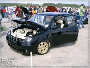 Картинка автомобили выставки уличные фото