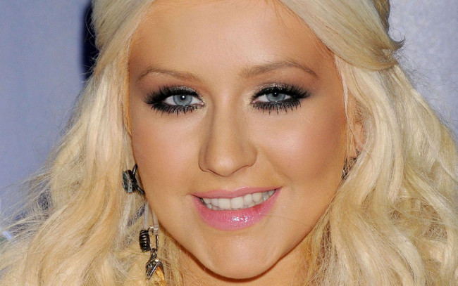 Обои картинки фото музыка, christina, aguilera, улыбка, розовая, помада