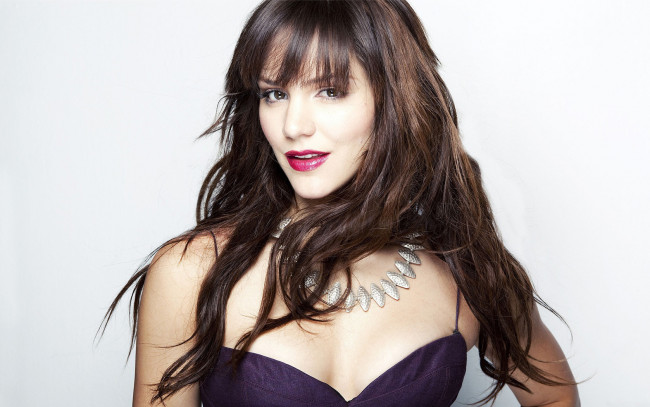 Обои картинки фото музыка, katharine, mcphee, ожерелье, декольте