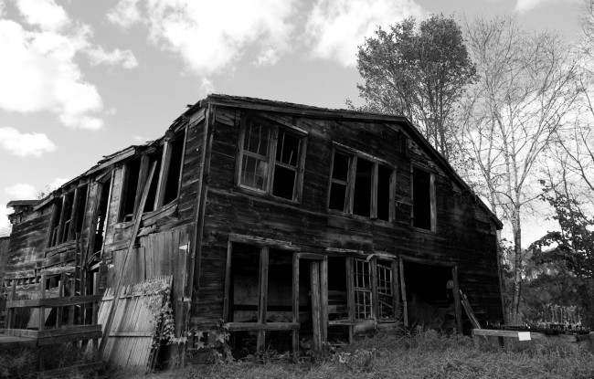Обои картинки фото разное, развалины, руины, металлолом, дом, дерево, облака