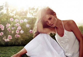 Картинка Katie+Holmes девушки трава розы луч актриса