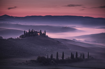 Картинка природа пейзажи туман холмы дом ёлки деревья