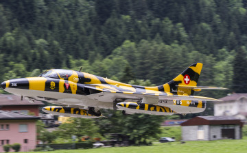 Картинка hunter+t+mk+68 авиация боевые+самолёты аэродром стоянка истребитель