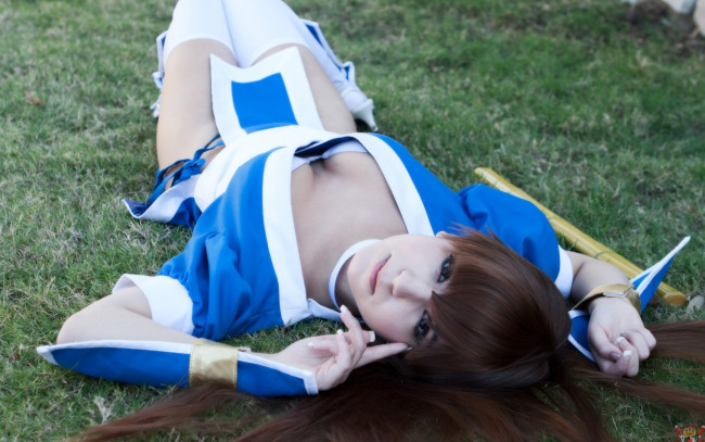 Обои картинки фото девушки, -unsort , азиатки, fighting, лежит, костюм, девушка, куноити, синоби, kasumi, dead, or, alive, 5, doa5, взгляд, трава