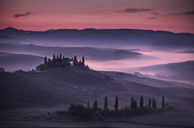 Обои картинки фото природа, пейзажи, туман, холмы, дом, ёлки, деревья