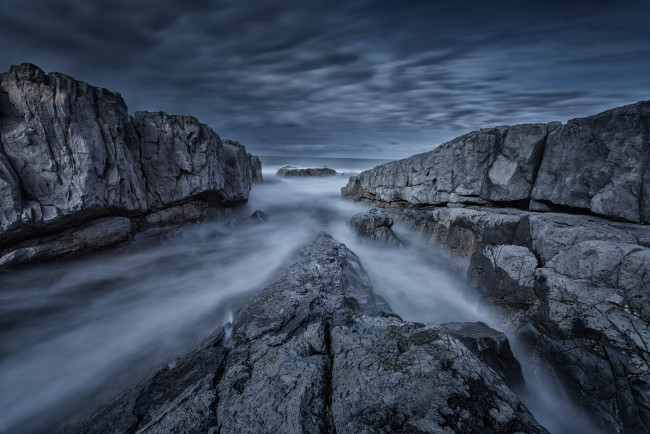 Обои картинки фото природа, побережье, берег, камни, вода, тучи, небо