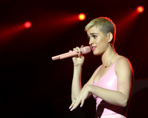 Картинка музыка katy+perry концерт блондинка микрофон певица кети пэрри