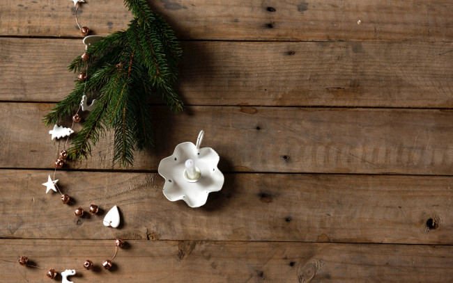 Обои картинки фото праздничные, - разное , новый год, бусы, ветка, еловая, свеча