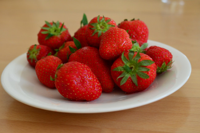 Обои картинки фото еда, клубника,  земляника, снедь