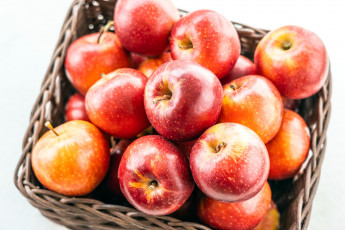 Картинка еда яблоки корзинка краснобокие