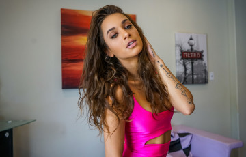 обоя uma jolie, девушки, uma jolie , madeline clarck, макияж, красотка, взгляд, поза, шатенка, модель, девушка, uma, jolie