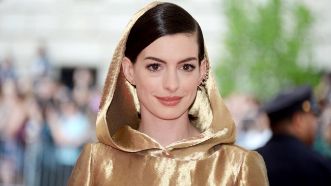 Обои картинки фото девушки, anne hathaway, актриса, лицо, капюшон, шатенка, улыбка