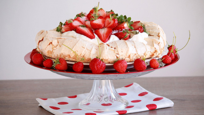 Обои картинки фото еда, торты, безе, торт, клубника