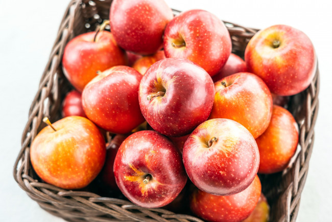 Обои картинки фото еда, яблоки, корзинка, краснобокие