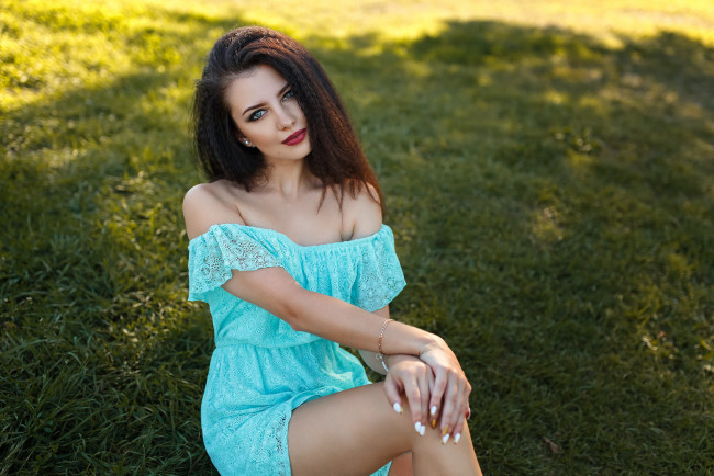 Обои картинки фото kristina romanova, девушки, кристина романова, kristina, romanova, кристина, романова, девушка, красотка, брюнетка, стройная, сексуальная, взгляд, поза, причёска, макияж, флирт, фигура, белый, красавица