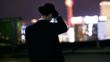 Картинка мужчины wang+yi+bo костюм шляпа город огни