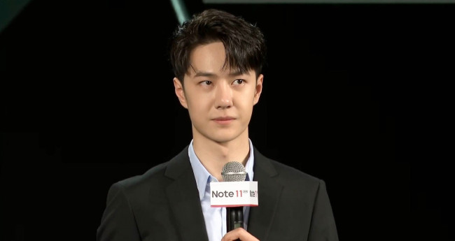 Обои картинки фото мужчины, wang yi bo, актер, лицо, пиджак, микрофон