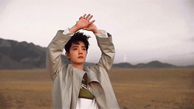Обои картинки фото мужчины, xiao zhan, плащ, жест, степь, горы