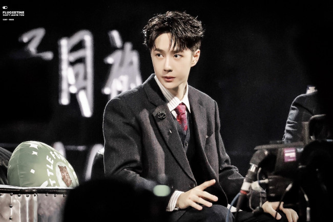 Обои картинки фото мужчины, wang yi bo, актер, певец, кресло