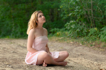 Картинка девушки -+рыжеволосые+и+разноцветные поза платье мини