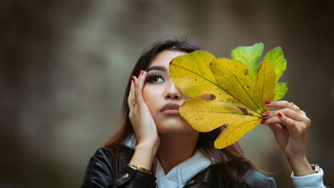 Обои картинки фото девушки, - лица,  портреты, брюнетка, портрет, листья, осень