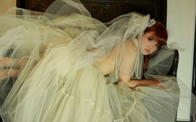 Обои картинки фото девушки, - невесты, азиатка, невеста, свадебное, платье, поза, бусы, фата, misaki, saijo