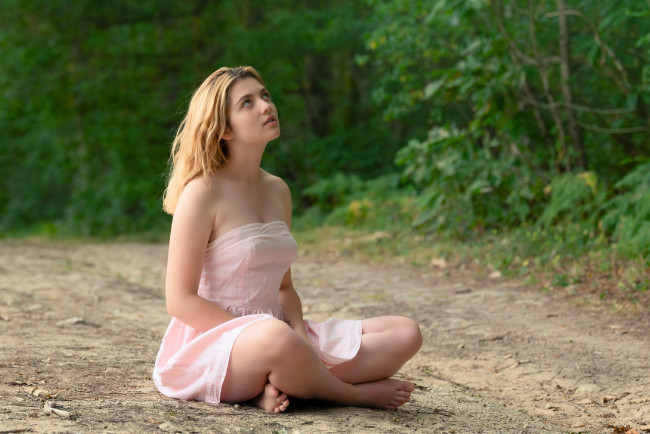 Обои картинки фото девушки, - рыжеволосые и разноцветные, поза, платье, мини