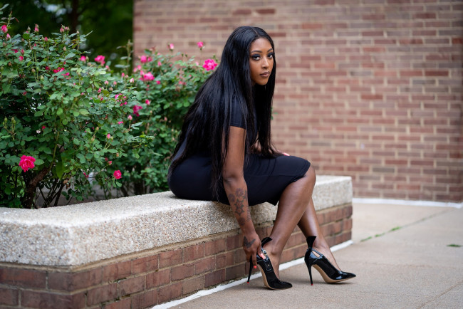 Обои картинки фото девушки, - темнокожие, клумба, розы, шпильки, тату