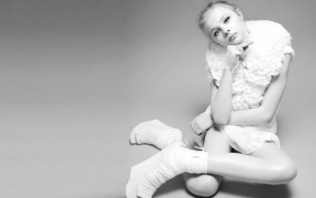 Обои картинки фото девушки, chloe grace moretz, монохром