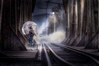 обоя разное, дети, мальчик, зонт, куртка, джинсы, сапоги, чемодан, железная, дорога, рельсы