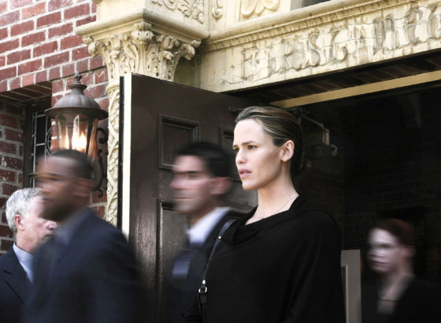 Обои картинки фото кино фильмы, alias, девушка, люди, двери, здание