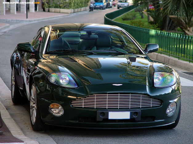 Обои картинки фото aston, martin, автомобили, выставки, уличные, фото