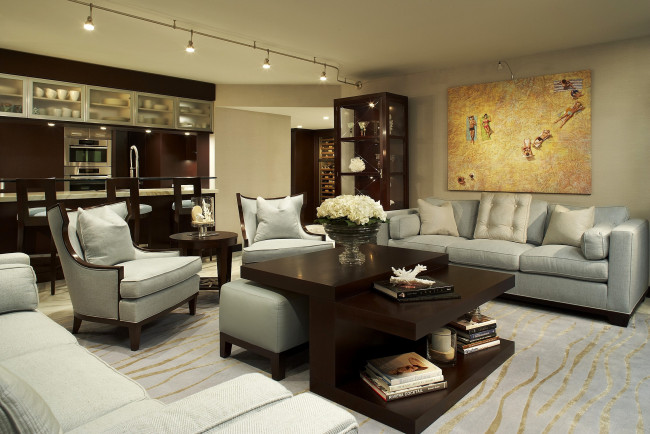 Обои картинки фото интерьер, гостиная, диван, стол, цветы