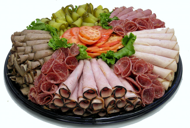 Обои картинки фото еда, салаты, закуски, колбаса, мясо, ветчина, буженина, помидоры, огурцы, томаты