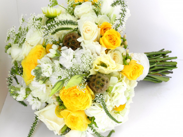 Обои картинки фото цветы, букеты,  композиции, букет, розы, ранункулюс, морозник