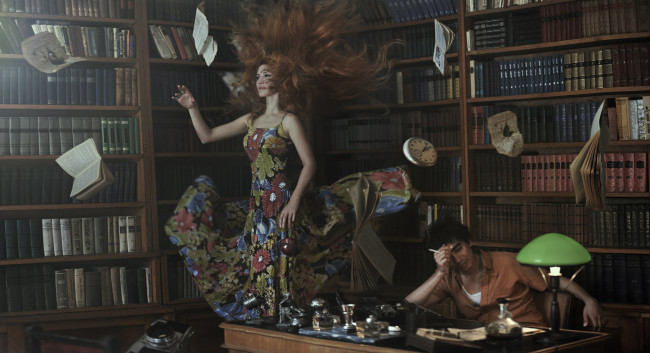 Обои картинки фото разное, компьютерный дизайн, мужчина, девушка, взгляд, полки, книги, стол, часы, светильник