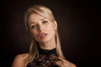 Картинка ekaterina+enokaeva девушки екатерина+енокаева девушка модель ekaterina enokaeva черная+одежда простой+фон кружева открытый+рот портрет