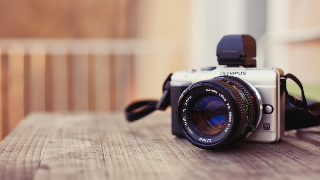 Обои картинки фото бренды, olympus, стол, камера, фотоаппарат