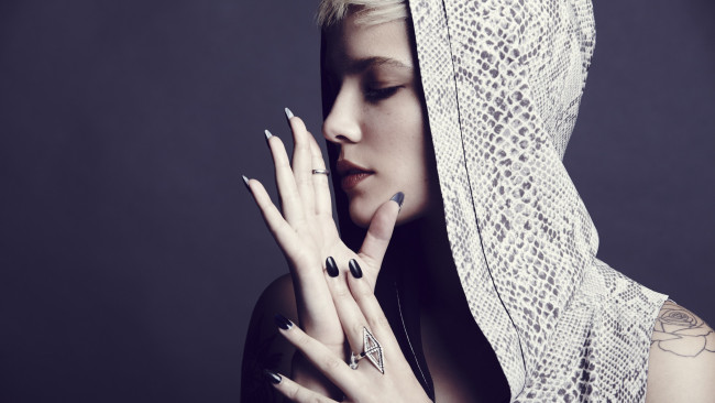 Обои картинки фото holzi-eshli-frandjipani-, музыка, halsey, женщина