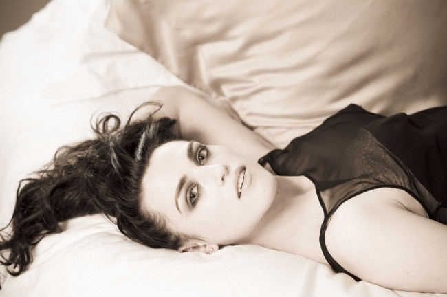 Обои картинки фото девушки, katie mcgrath, постель, лицо, актриса, брюнетка