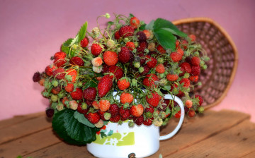 Картинка еда клубника +земляника кружка букет листья