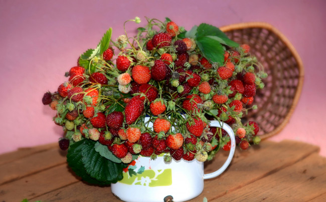 Обои картинки фото еда, клубника,  земляника, кружка, букет, листья